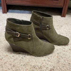Report Booties - olive green - size 8.5